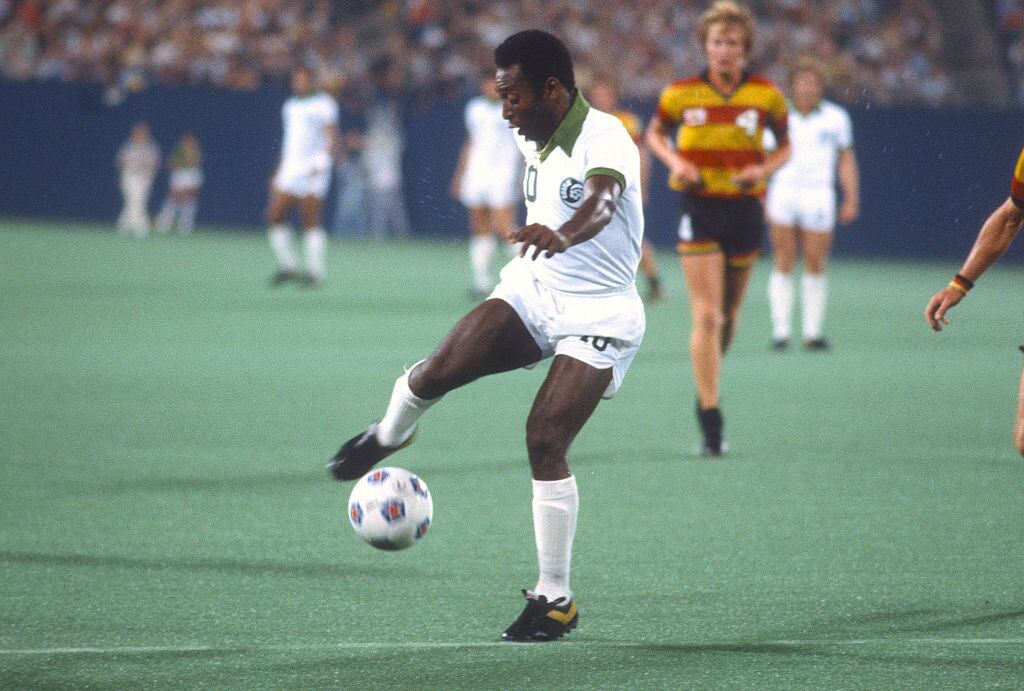 Pelé en un partido del New York Cosmos de la MLS de Estados Unidos (Photo by Focus on Sport/Getty Images)