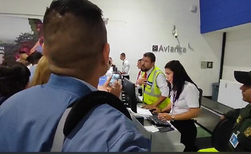 Protesta por cancelación del ultimo vuelo de Avianca por aeropuerto El edén de Armenia Foto: Cortesía pasajero afectado