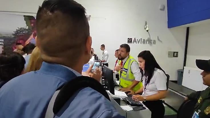 Pasajero afectado por cancelación de vuelo en Armenia