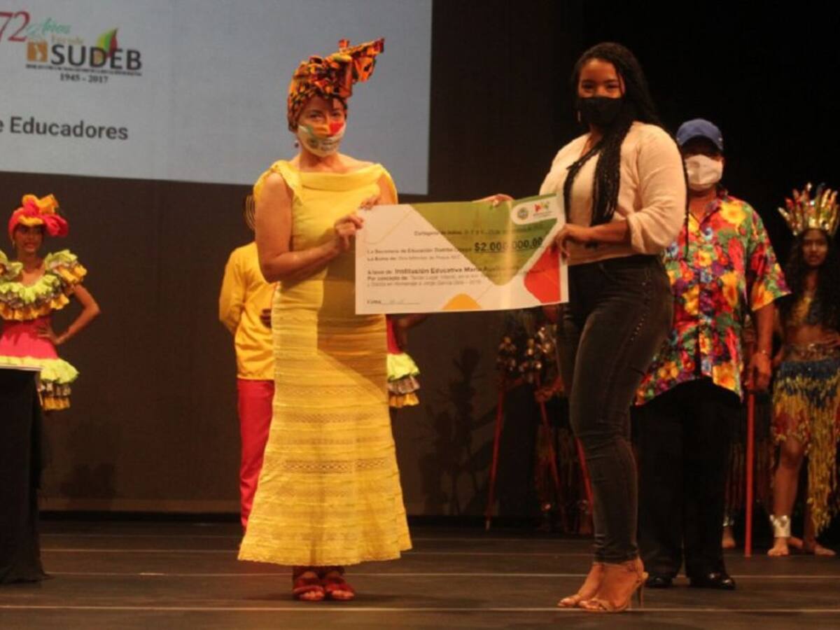 Colegios reciben premios por su desempeño en Fiestas de Independencia 2019