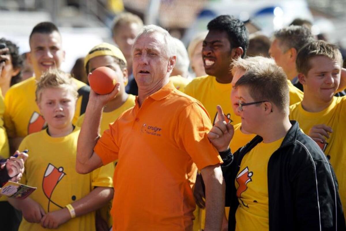 La leyenda del fútbol holandés, Johan Cruyff participa de un juego de hockey sobre pasto en silla de ruedas en el Open Day anual de su fundación en el estadio olímpico en Ámsterdam (Holanda).