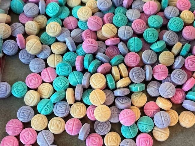 ¿Fentanilo arcoiris en los dulces de Halloween? la alerta que circula a los padres en EE.UU. Foto: Drug Enforcement Administration