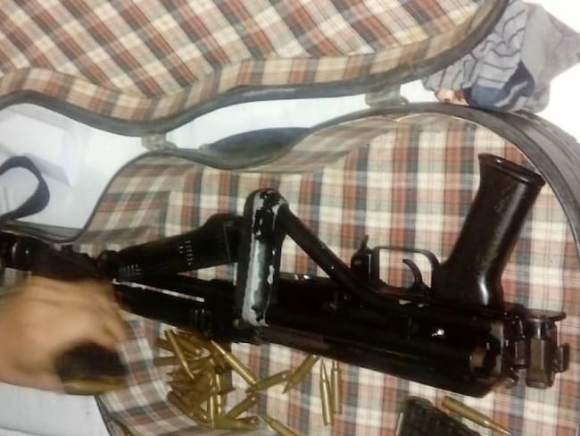 Jóvenes transportaban fusil en estuche de guitarra en Bello