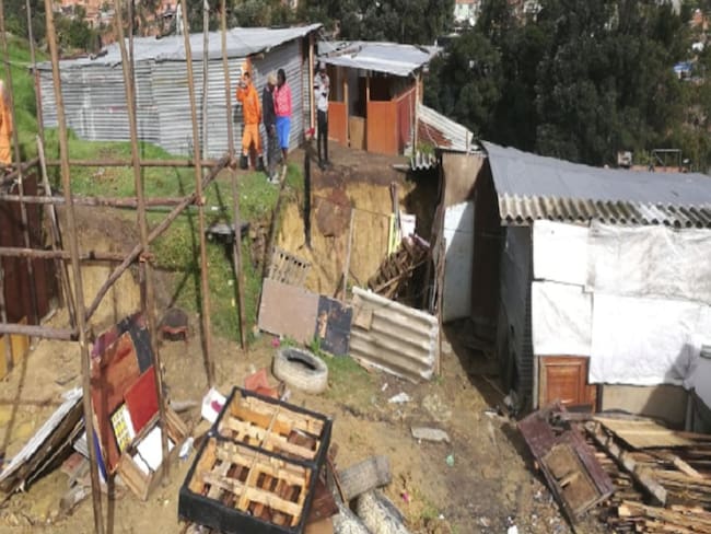 Deslizamiento de tierra en Ciudad Bolívar afecta varias viviendas