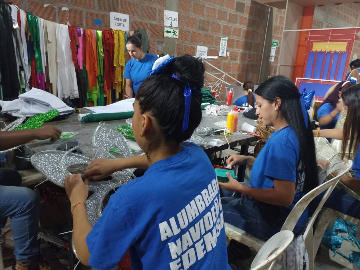 Madres cabezas de hogar elaboran las 1700 figuras del alumbrado navideño en Quindío