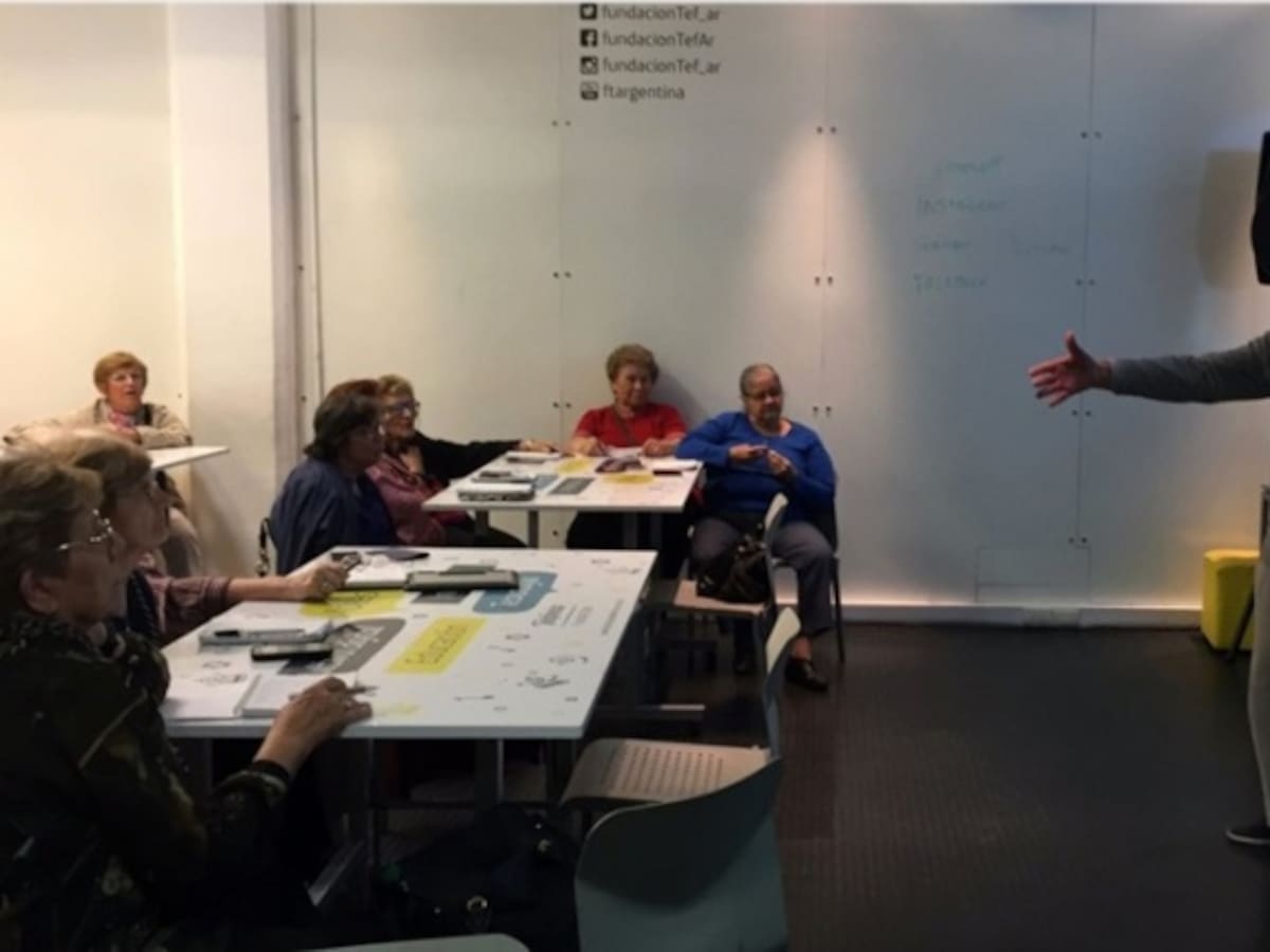 Un profesor de 80 años dicta cursos sobre tecnología