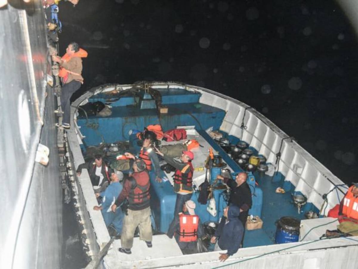 Armada rescata en aguas del pacífico a 24 extranjeros