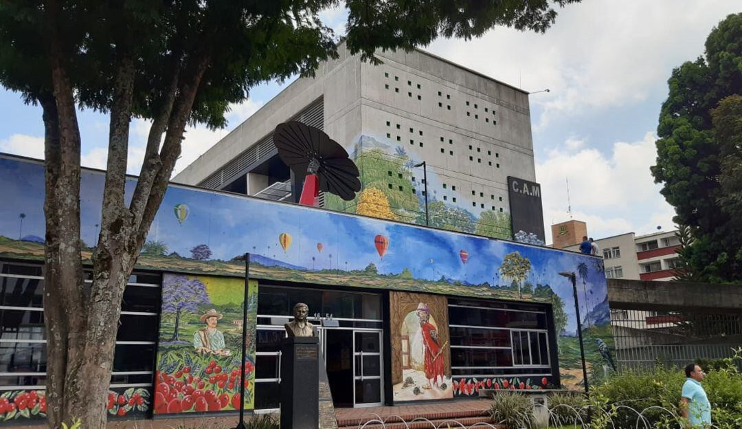 Mural pintado en la fachada del salón del archivo del concejo de Armenia