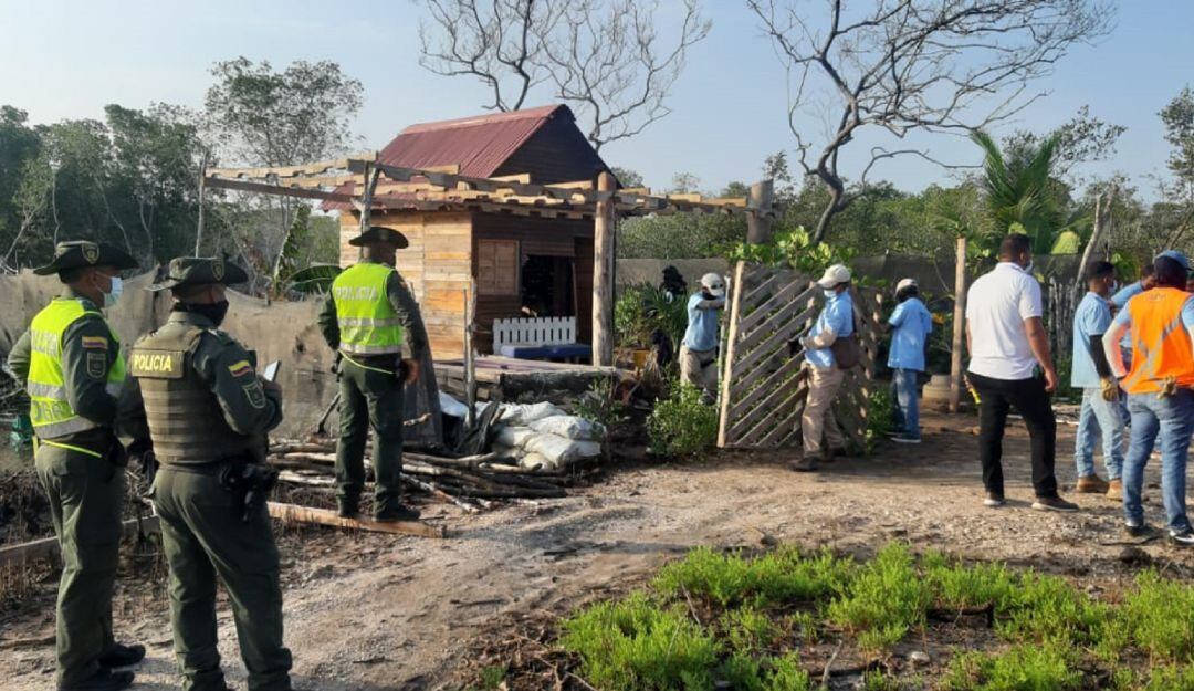 Las autoridades lograron el desmonte de un kiosco hecho en madera y la demolición del encerramiento de un espacio en ladrillos
