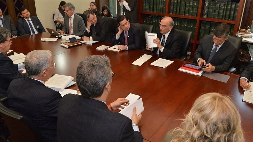BOGOTÁ. 21 de noviembre de 2016. Representantes del gobierno nacional y voceros del No en el plebiscito se reunieron este lunes en el Ministerio del Interior. Foto: Colprensa