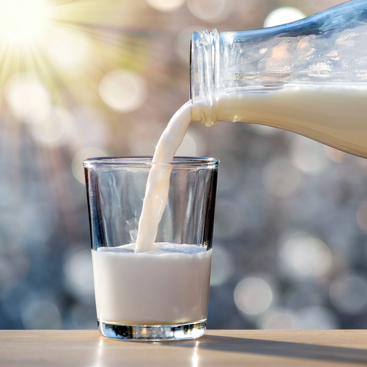 ¿Qué es más saludable, la leche entera o deslactosada? Beneficios y diferencias