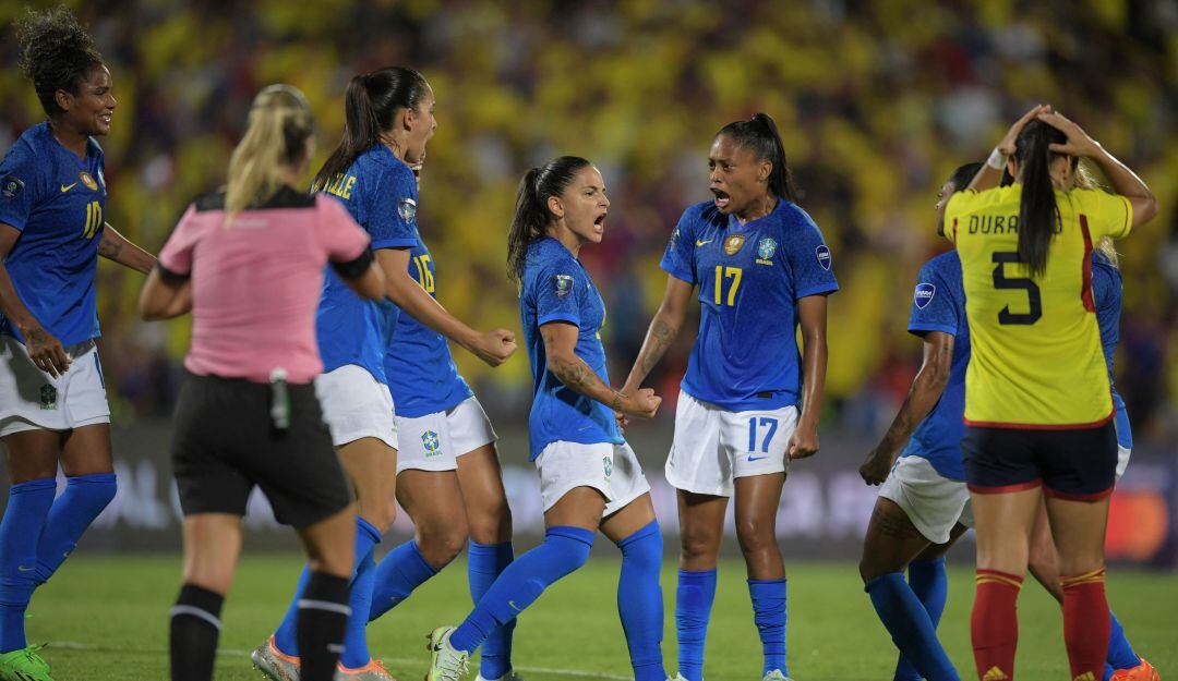 Debinha festeja su gol desde el punto penal en la final de la Copa América.