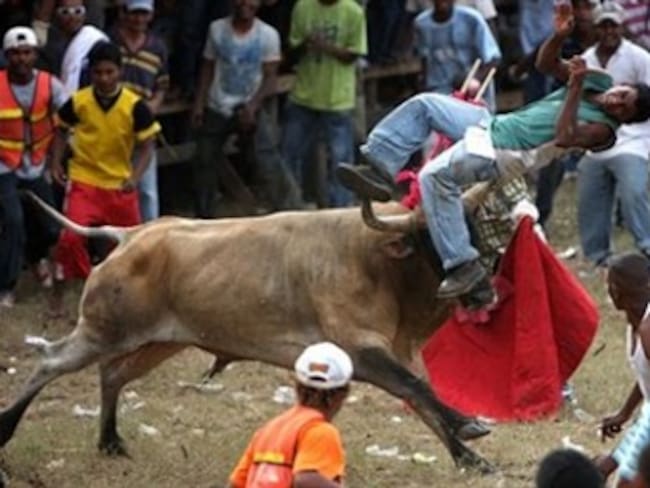 Al menos 16 personas heridas al ser atacadas por un toro en Barbosa, Santander
