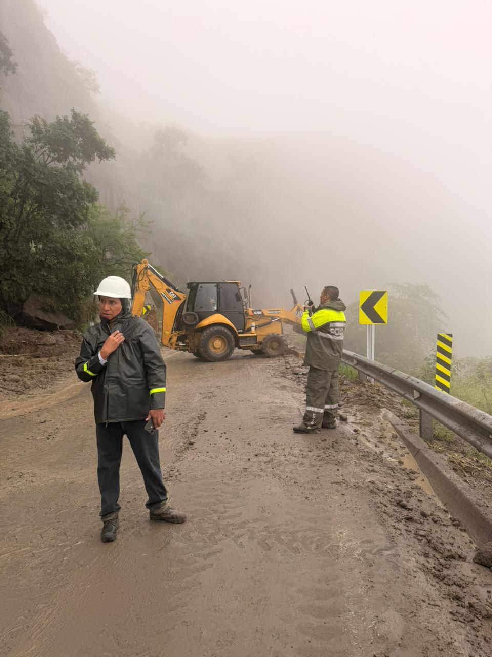 Cierre total por deslizamiento de tierra km 38 al 39 vía garzón-Neiva ruta 4505.