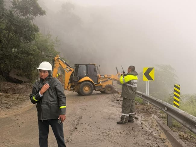 Cierre total por deslizamiento de tierra km 38 al 39 vía garzón-Neiva ruta 4505.