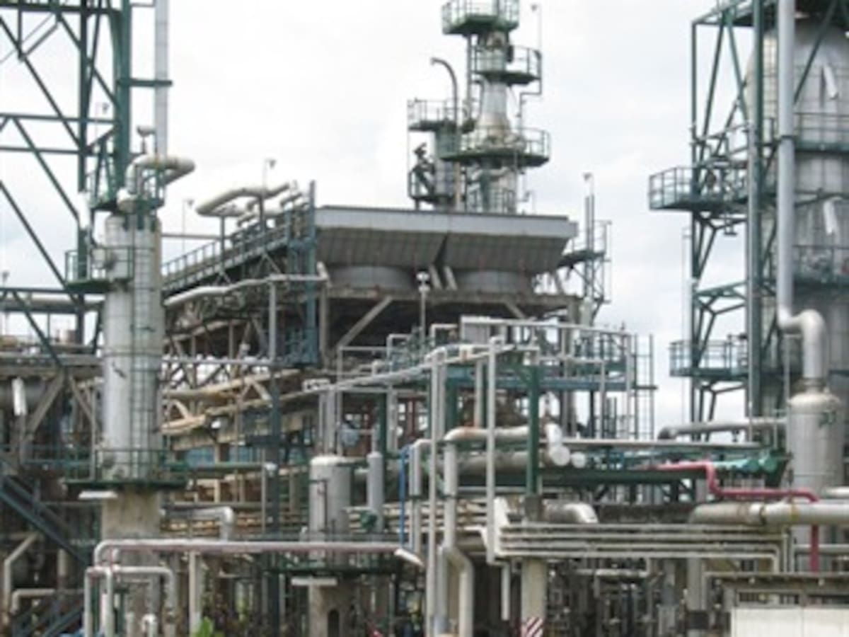 Petroecuador declara emergencia en refinería tras negligencia en derrame