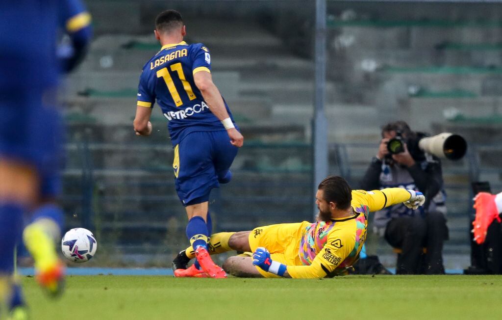 Momento de la lesión del arquero polaco Bartlomiej Dragowski de Spezia (Photo by Timothy Rogers/Getty Images)
