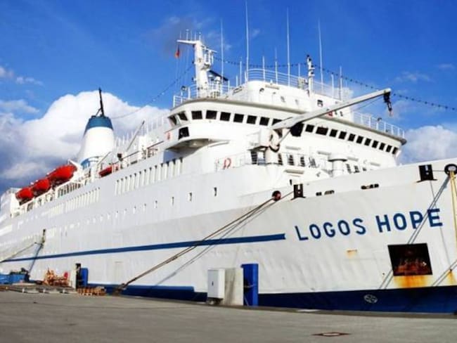 Barco Logos Hope, la biblioteca más grande del mundo en el muelle de la Dimar.