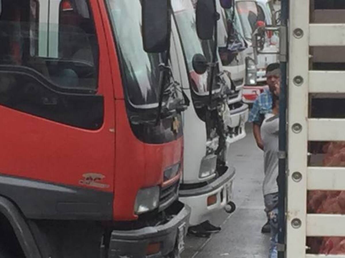 Alrededor de 60 camiones llegaron con daños esta madrugada a Corabastos