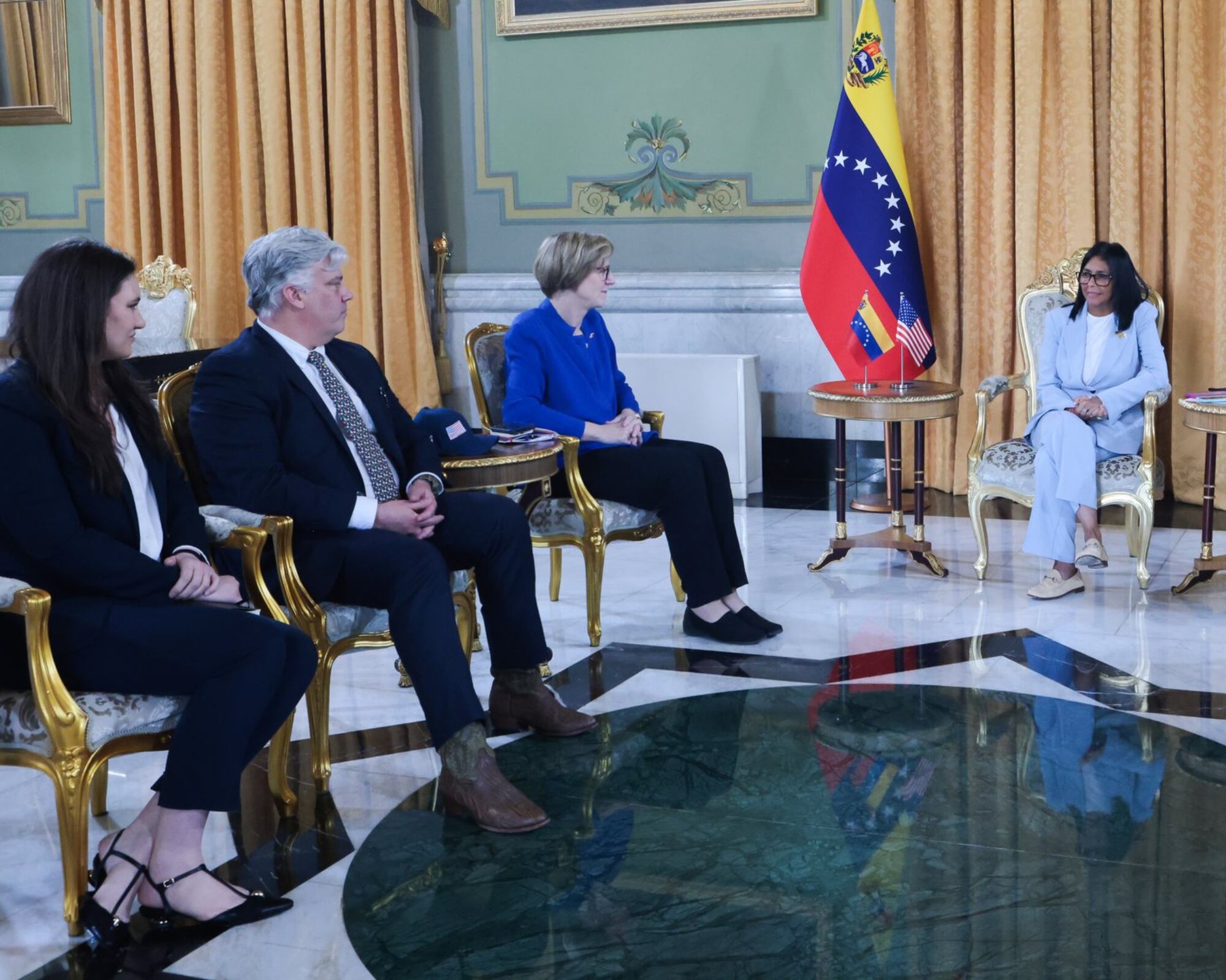 Los representantes del Comité de Relaciones Exteriores del Senado de Estados Unidos visitan la capital venezolana como parte del “diálogo de paz” entre ambos gobiernos.
(Foto:    Cortesía Palacio de Miraflores )