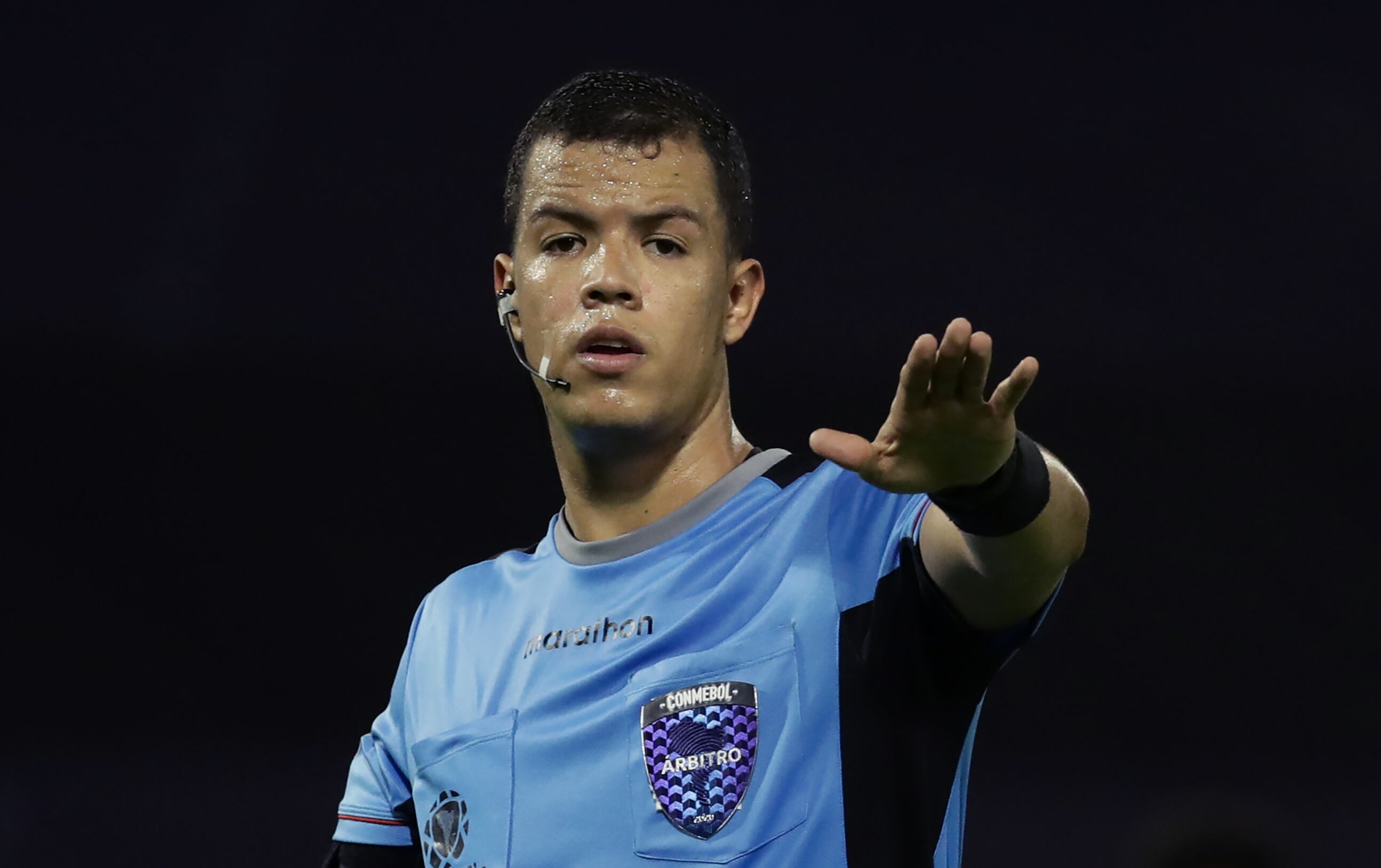 Jhon Ospina, árbitro colombiano. (Photo by ALEJANDRO PAGNI/POOL/AFP via Getty Images)