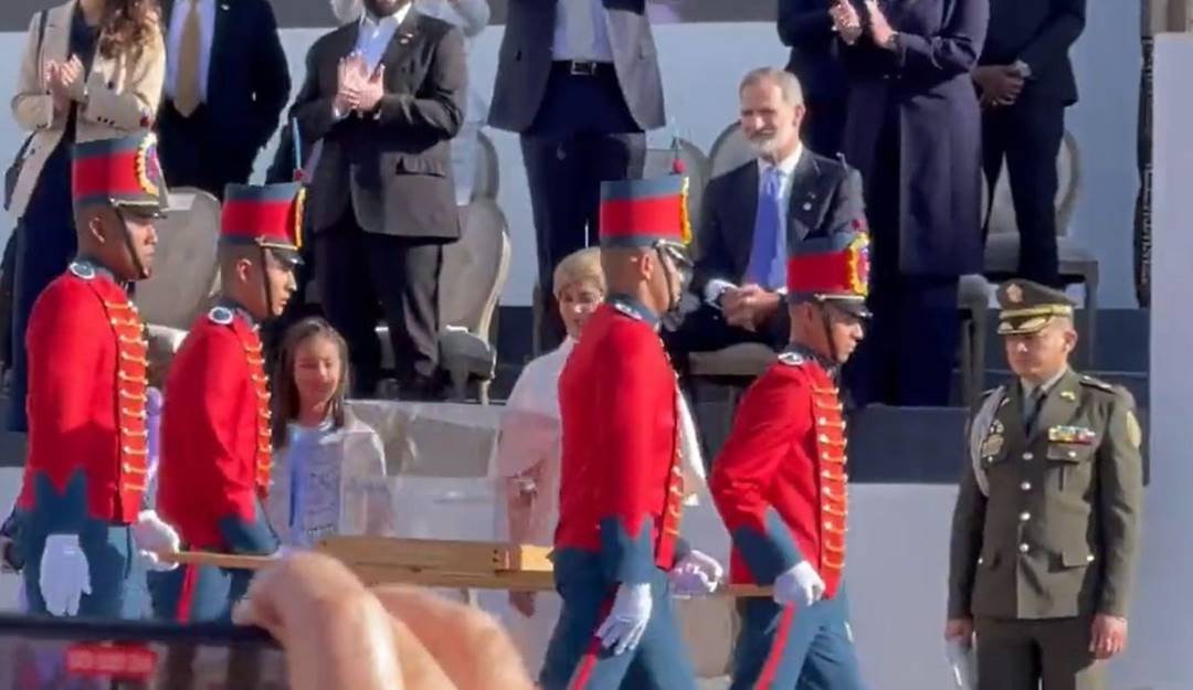 Paso de la espada de Bolívar frente al rey de España, Felipe VI, en la posesión presidencial de Gustavo Petro.            Foto: Captura de Pantalla 