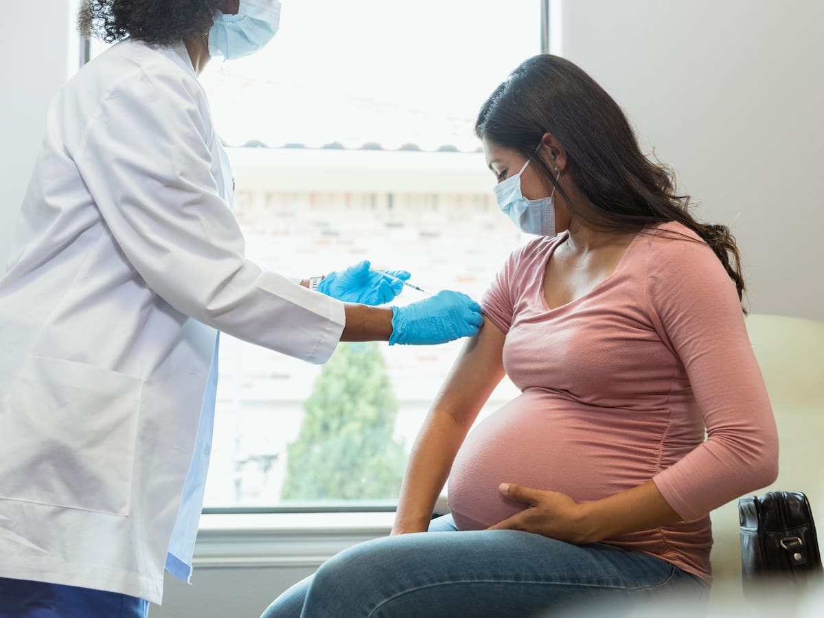 FDA votó a favor de aprobación de vacuna Pfizer que previene virus sincitial en bebés
