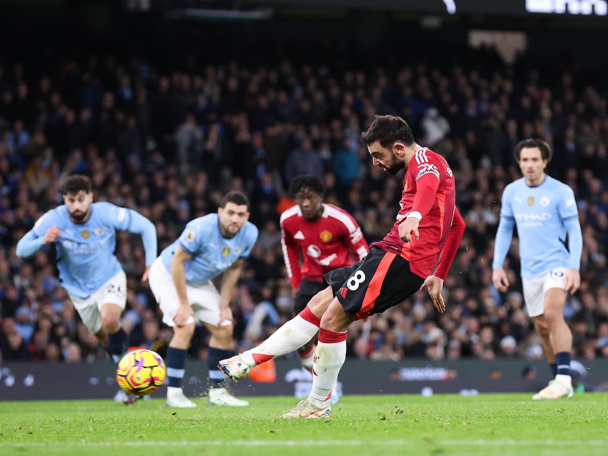 El derby de Manchester se viste de rojo y terminan de perjudicar al equipo de Guardiola