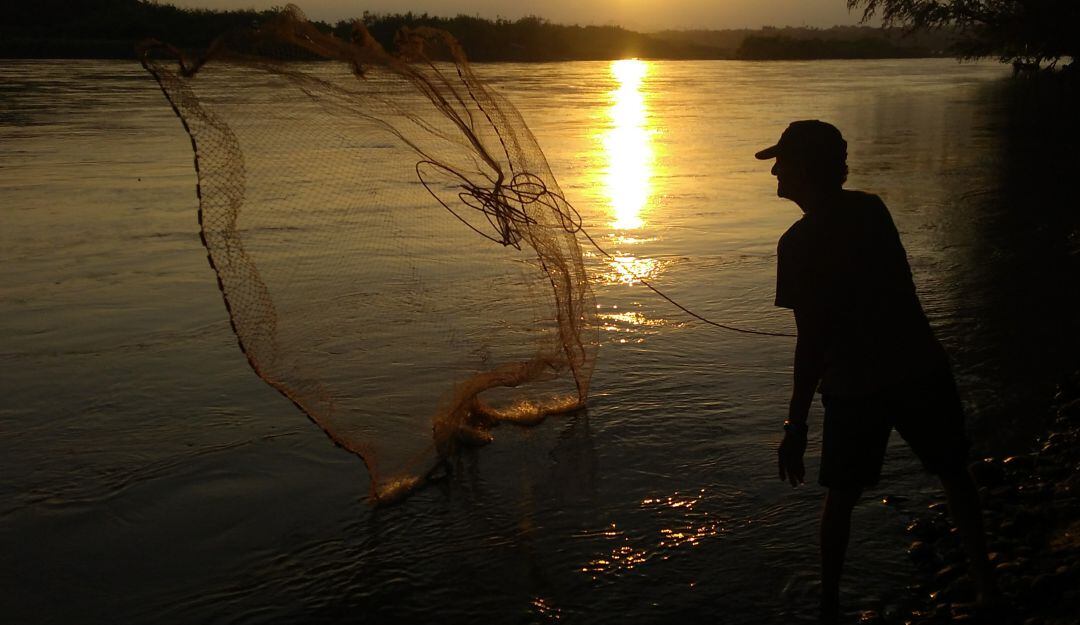 Pescador en el río Magdalena 