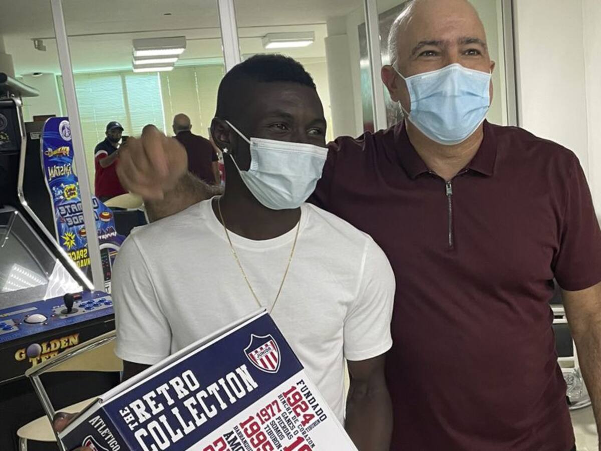 Le cumplieron a Yuberjen con cheque gigante: "¿Y dónde cambio esto?"