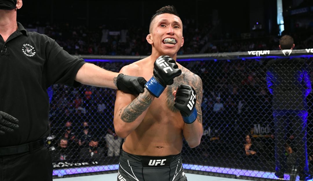 El colombiano Jeff Molina debuta con victoria en la UFC