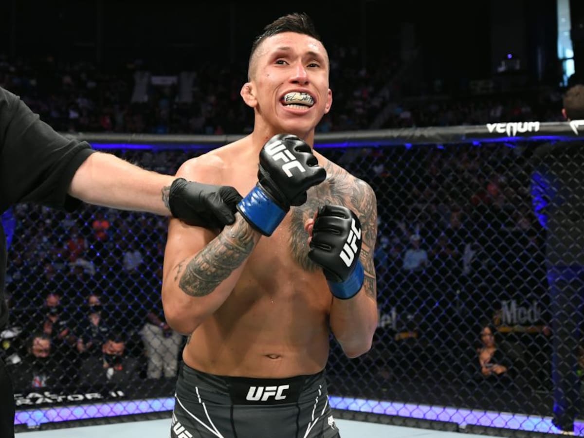 El colombiano Jeff Molina debuta con victoria en la UFC