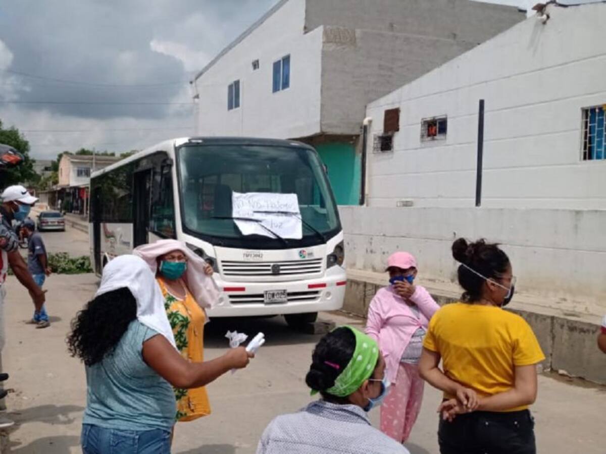 Retienen bus de Transmetro y suspenden su ruta en Soledad por alteraciones