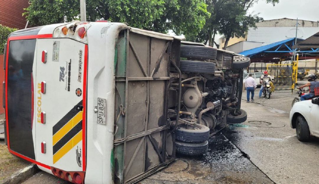 Volcamiento de bus escolar