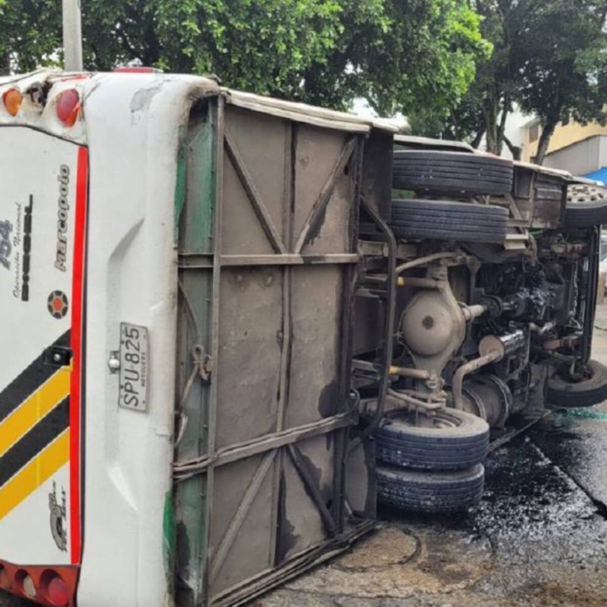 Volcamiento de bus escolar deja 12 menores lesionados