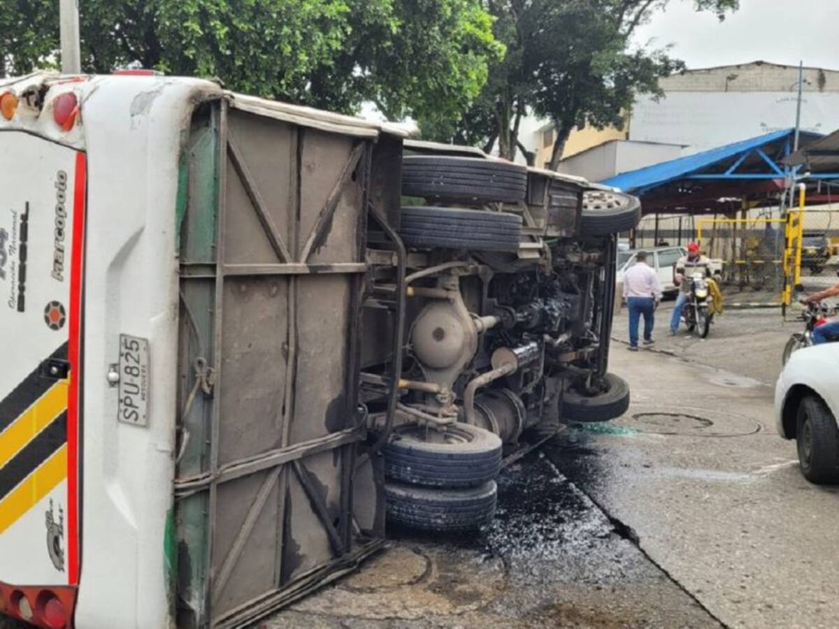 Volcamiento de bus escolar deja 12 menores lesionados