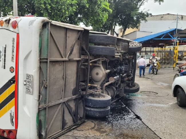 Volcamiento de bus escolar