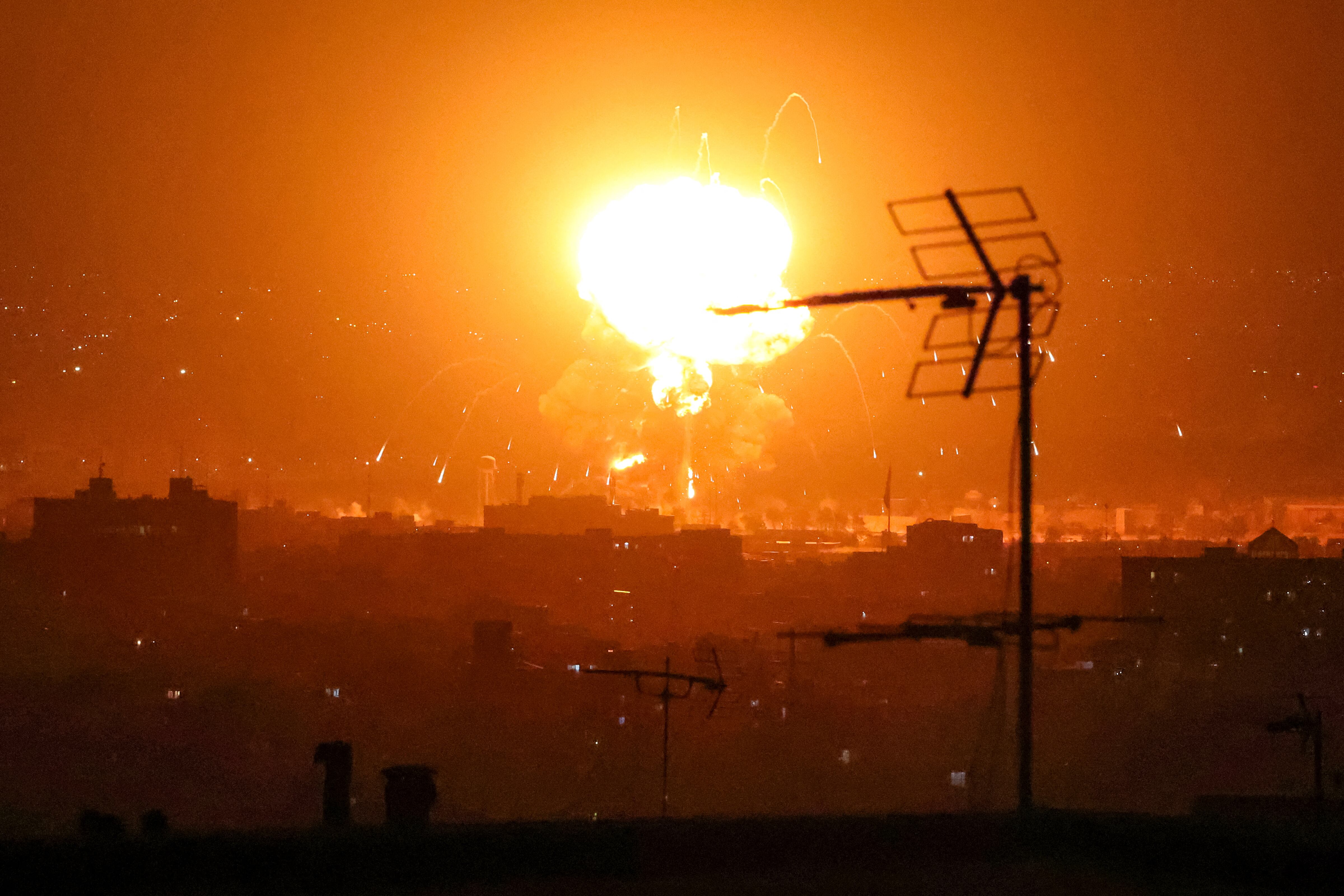 Explosiones estallan tras los ataques en Teherán el 7 de marzo de 2026. Estados Unidos e Israel lanzaron ataques contra Irán el 28 de febrero, lo que provocó una rápida represalia por parte de la república islámica, que respondió con ataques con misiles en toda la región. La guerra ha arrastrado a las potencias mundiales, ha trastocado los sectores energético y del transporte a nivel mundial y ha sembrado el caos incluso en zonas habitualmente pacíficas de la inestable región. (Foto de ATTA KENARE / AFP)