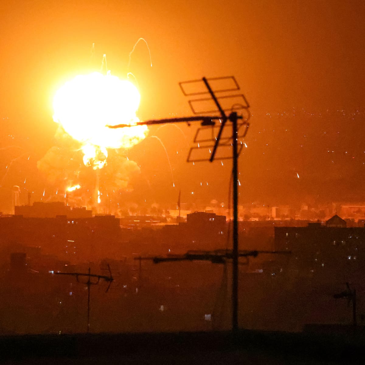 Ataques contra Israel, muertos en el Líbano y sucesor del líder de Irán: lo último en Oriente Medio