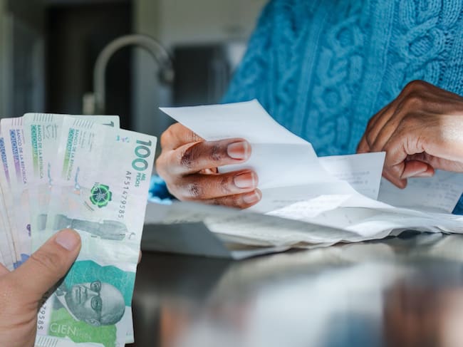 Imagen de referencia. Billetes y recibos: Getty Images.