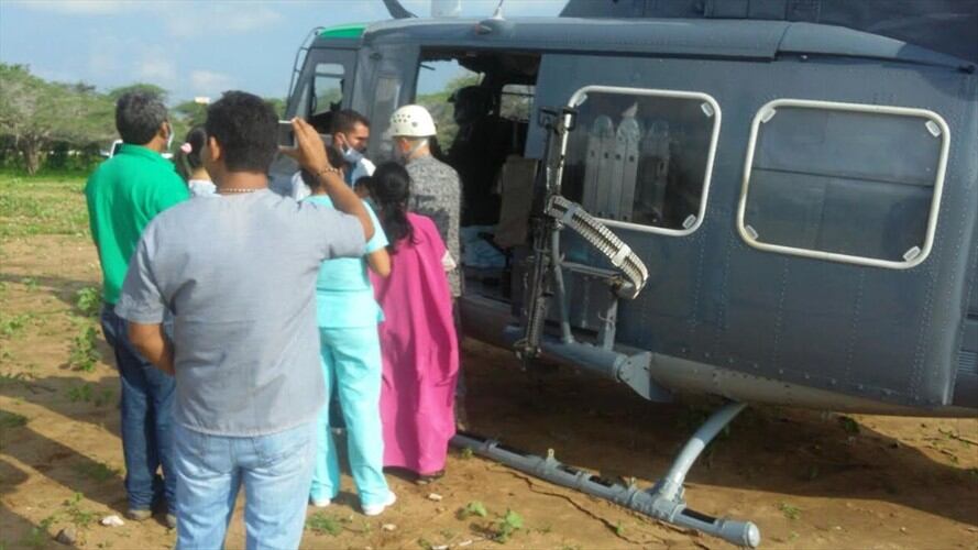 Evacúan a dos menores de edad con desnutrición en La Guajira. Foto: Fuerza aérea colombiana
