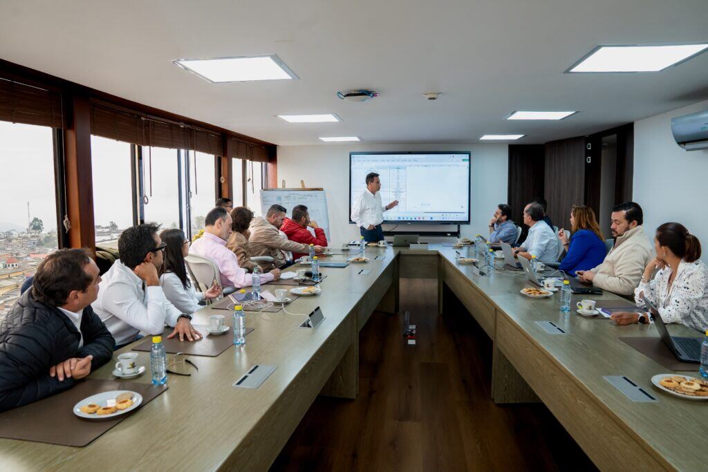 Alcalde de Manizales explicando la atención de la emergencia a delegados del Fondo milagro, gabinete municipal y congresistas caldenses. Foto: Centro de información de Manizales.