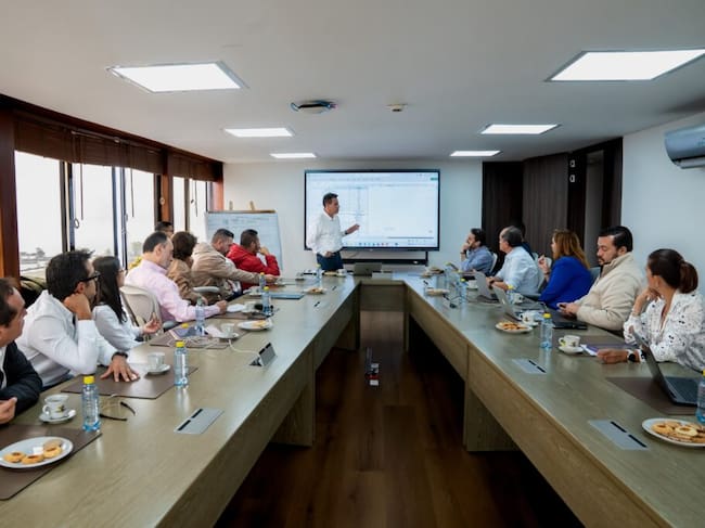Alcalde de Manizales explicando la atención de la emergencia a delegados del Fondo milagro, gabinete municipal y congresistas caldenses. Foto: Centro de información de Manizales.