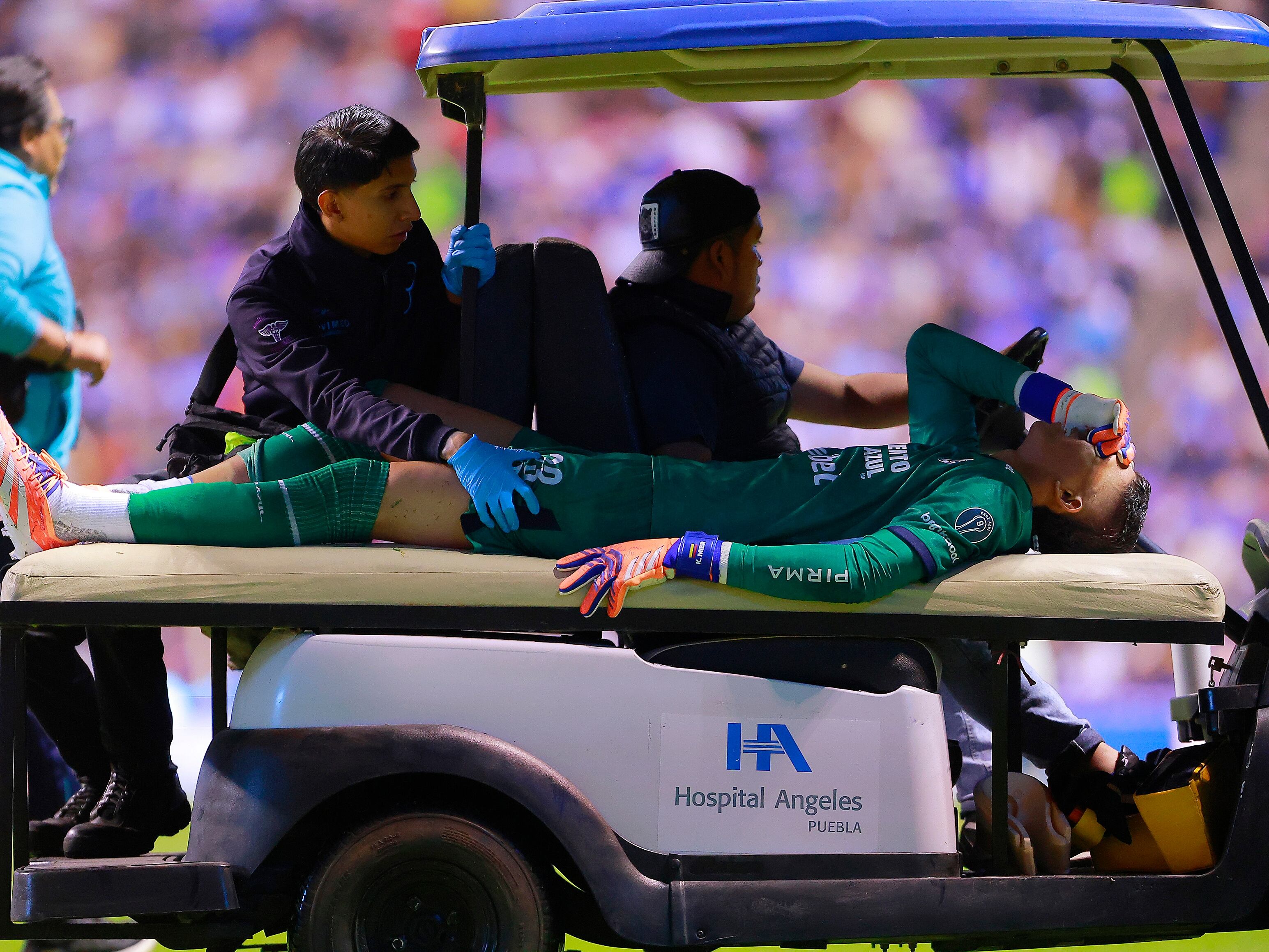 Kevin Mier arquero de Cruz Azul, en el partido frente a Pumas por el Torneo Apertura 2025 Liga MX /Getty Images