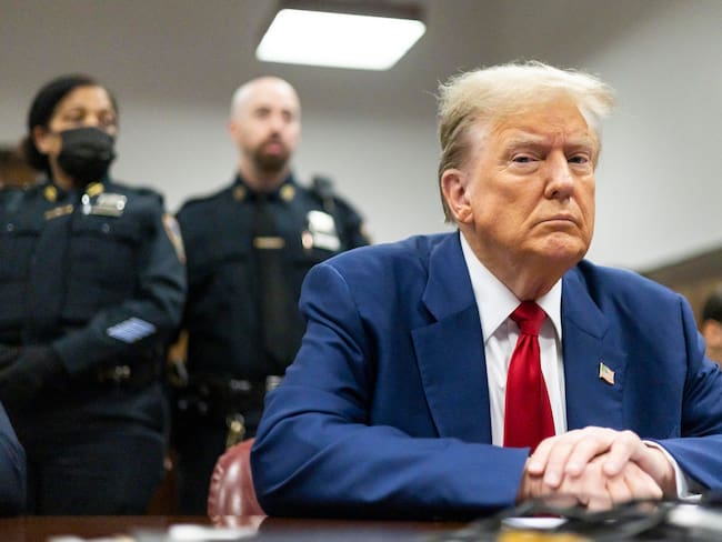 New York (United States), 30/04/2024.- Former US President Donald Trump (C) sits with his attorneys awaiting the start of his criminal trial at the New York State Supreme Court in New York, New York, USA, 30 April 2024. Trump is facing 34 felony counts of falsifying business records related to payments made to adult film star Stormy Daniels during his 2016 presidential campaign. (tormenta, Nueva York) EFE/EPA/JUSTIN LANE