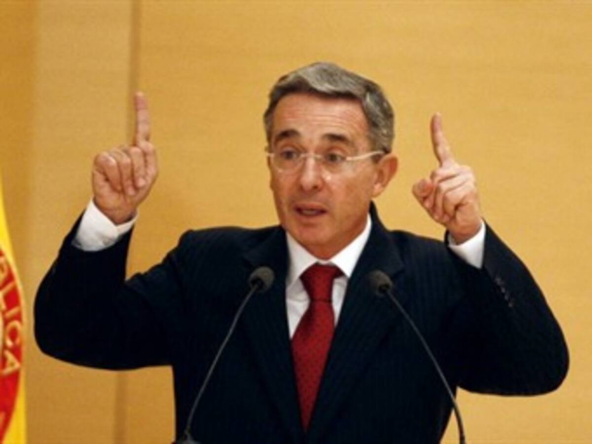 Piden investigar a Uribe por persecución a sindicalistas en su Gobierno