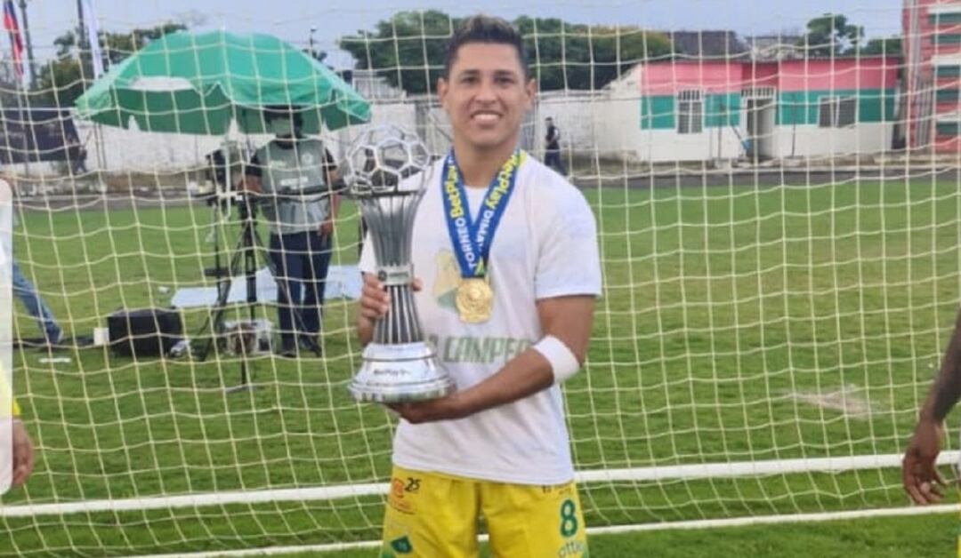 Jean Becerra posa junto al trofeo de campeón e la segunda división.
