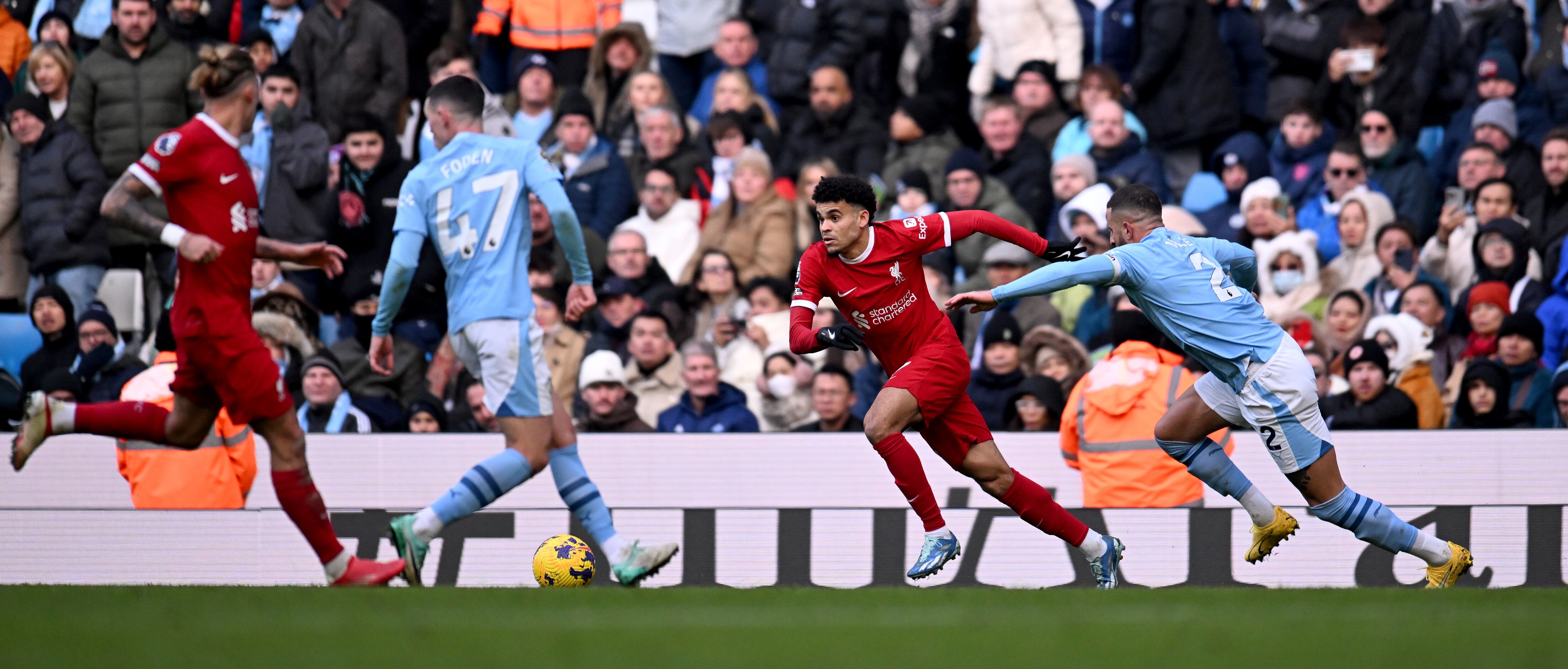 Luis Díaz enfrentando al Manchester City en Etihad, durante el empate 1-1 del primer juego de la temporada. (Photo by Andrew Powell/Liverpool FC via Getty Images)