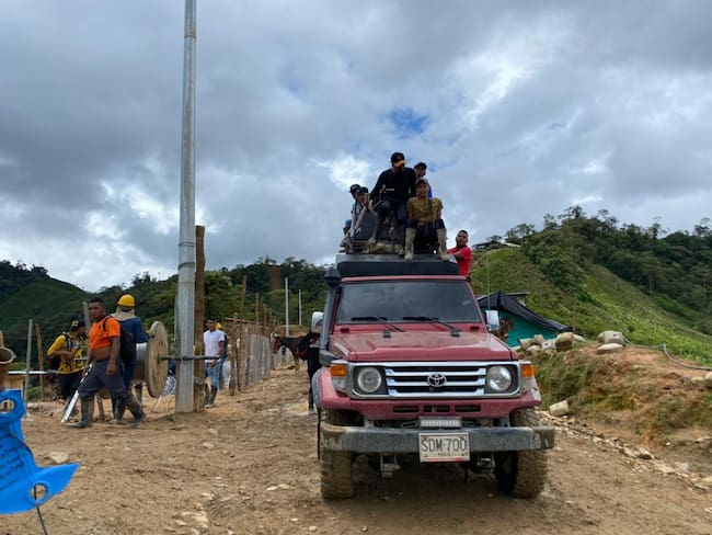 Cruzando montañas escarpadas y ríos, Soluciones W llegó al Centro Educativo Libertad