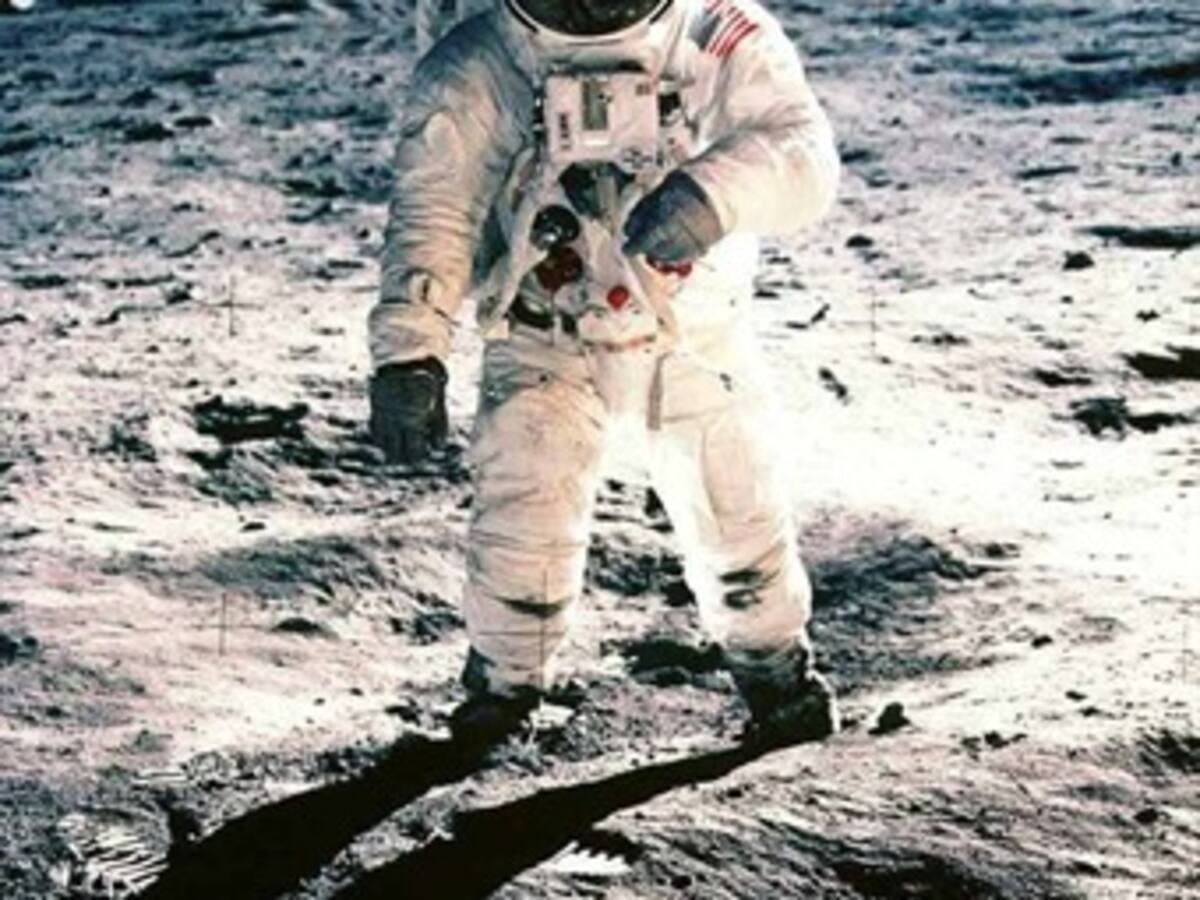 ¿Qué dijo realmente el comandante Neil Armstrong al pisar la luna?